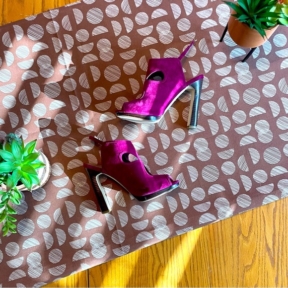 SOLE SOCIETY Women’s Size 8 Fuchsia Suede Cutout High Heel Sandals - Picture 1 of 4